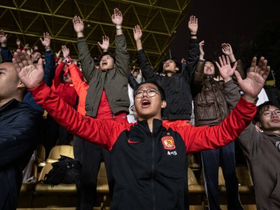 星空体育-观众热情助威，现场气氛热烈激动人心