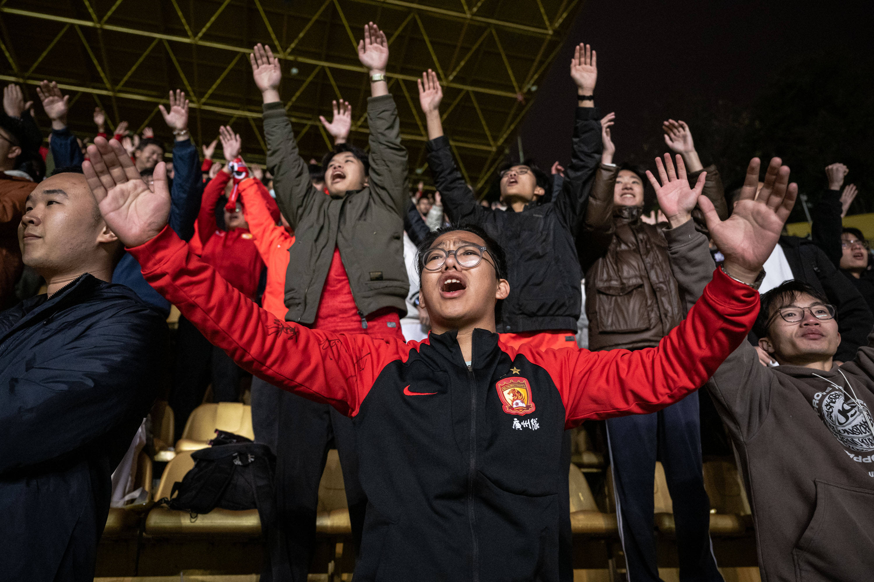 观众热情助威，现场气氛热烈激动人心